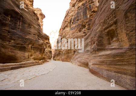 'Le Siq' est une gorge étroite qui conduit les visiteurs à Petra en Jordanie, il est de 1,2 kilomètres de long. Banque D'Images