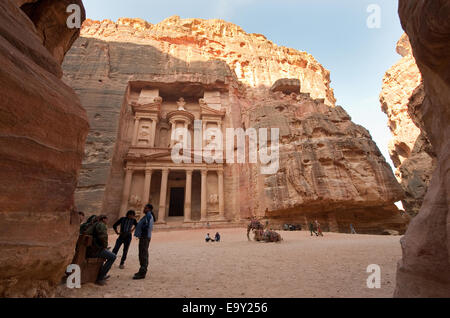 Le conseil du trésor ou Al Khazna est la plus célèbre et magnifique façade dans Petra en Jordanie, c'est 40 mètres de haut Banque D'Images