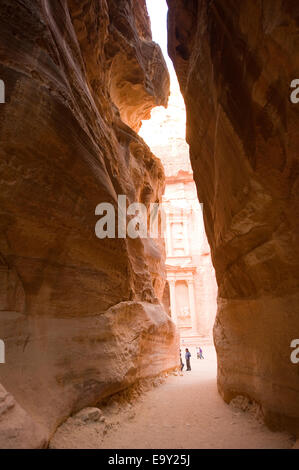 'Le Siq' est une gorge étroite qui conduit les visiteurs à Petra en Jordanie, il est de 1,2 kilomètres de long. Banque D'Images