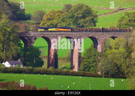 Colas Rail Freight train sur viaduc Beck à sec, Armathwaite, Eden Valley, Cumbria, England, UK. Banque D'Images