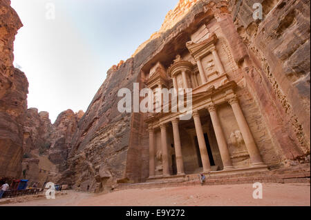 Le conseil du trésor ou Al Khazna, c'est la plus célèbre et magnifique façade dans Petra en Jordanie, c'est 40 mètres de haut Banque D'Images