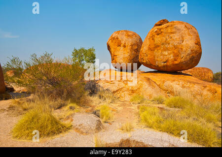 Les rochers de granit dans le Devil's Marbles, Karlu Karlu Réserve de conservation, Territoires du Nord, Australie Banque D'Images