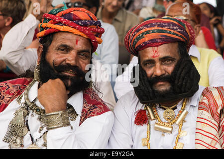 Le Rajasthan, Inde. 4ème Nov, 2014. Les participants montrent leur moustache à un concours de moustache au cours de l'assemblée annuelle à Pushkar Pushkar Foire du Rajasthan, Inde, Novembre 4, 2014. La moustache est l'un des événements touristiques populaires au cours de la semaine de temps Pushkar Foire. Credit : Zheng Huansong/Xinhua/Alamy Live News Banque D'Images