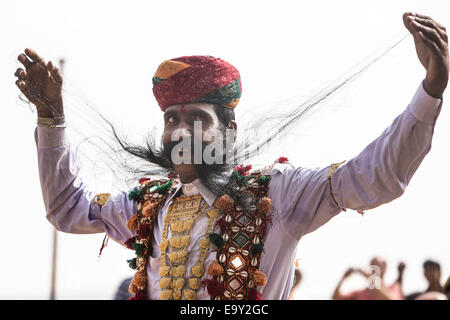 Le Rajasthan, Inde. 4ème Nov, 2014. Un participant indique sa moustache à la moustache compétition pendant la foire de Pushkar annuel à Pushkar du Rajasthan, Inde, Novembre 4, 2014. La moustache est l'un des événements touristiques populaires au cours de la semaine de temps Pushkar Foire. Credit : Zheng Huansong/Xinhua/Alamy Live News Banque D'Images