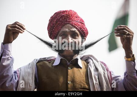 Le Rajasthan, Inde. 4ème Nov, 2014. Un participant indique sa moustache à la moustache compétition pendant la foire de Pushkar annuel à Pushkar du Rajasthan, Inde, Novembre 4, 2014. La moustache est l'un des événements touristiques populaires au cours de la semaine de temps Pushkar Foire. Credit : Zheng Huansong/Xinhua/Alamy Live News Banque D'Images