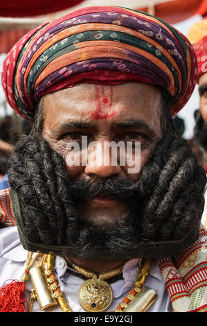 Le Rajasthan, Inde. 4ème Nov, 2014. Un participant indique sa moustache à la moustache compétition pendant la foire de Pushkar annuel à Pushkar du Rajasthan, Inde, Novembre 4, 2014. La moustache est l'un des événements touristiques populaires au cours de la semaine de temps Pushkar Foire. Credit : Zheng Huansong/Xinhua/Alamy Live News Banque D'Images