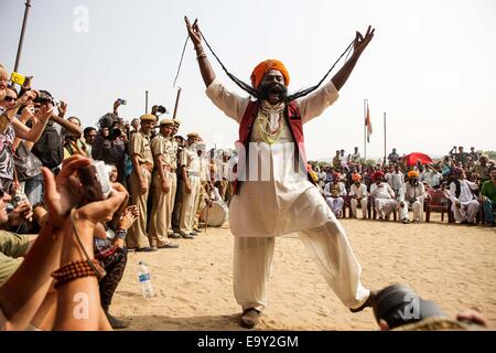 Le Rajasthan, Inde. 4ème Nov, 2014. Un participant indique sa moustache à la moustache compétition pendant la foire de Pushkar annuel à Pushkar du Rajasthan, Inde, Novembre 4, 2014. La moustache est l'un des événements touristiques populaires au cours de la semaine de temps Pushkar Foire. Credit : Zheng Huansong/Xinhua/Alamy Live News Banque D'Images