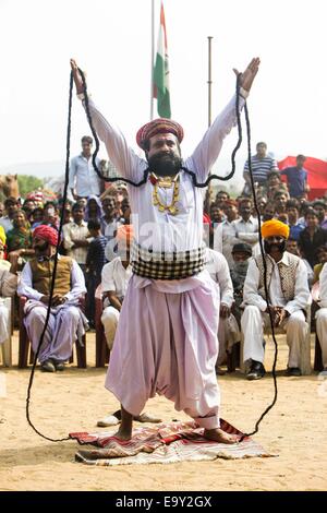 Le Rajasthan, Inde. 4ème Nov, 2014. Un participant indique sa moustache à la moustache compétition pendant la foire de Pushkar annuel à Pushkar du Rajasthan, Inde, Novembre 4, 2014. La moustache est l'un des événements touristiques populaires au cours de la semaine de temps Pushkar Foire. Credit : Zheng Huansong/Xinhua/Alamy Live News Banque D'Images