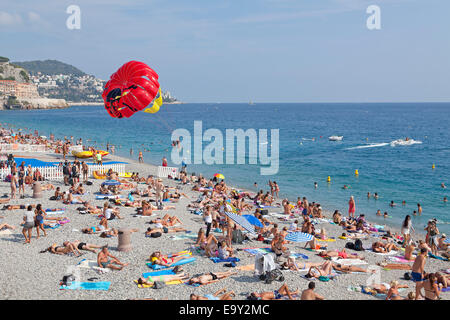 Le parachute ascensionnel sur la plage de Nice, Côte d'Azur, France Banque D'Images