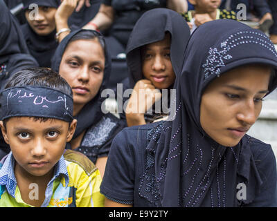 La Division de Yangon, Yangon, Myanmar. 4ème Nov, 2014. Les musulmans chiites birman à Mogul mosquée à Yangon sur Ashura. Ashura, commémore la mort de Hussein ibn Ali, le petit-fils du prophète Mahomet, au 7ème siècle. Hussein ibn Ali est considéré par les musulmans chiites d'être le troisième Imam et le successeur légitime de Mahomet. Selon les statistiques du gouvernement du Myanmar, seulement environ 4 % de la population est musulmane. Credit : ZUMA Press, Inc./Alamy Live News Banque D'Images