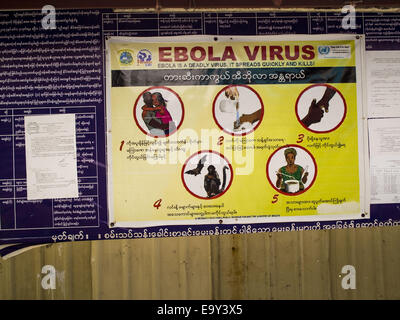 La Division de Yangon, Yangon, Myanmar. 4ème Nov, 2014. Une affiche au matin avertissement les gens sur le virus Ebola. Il n'y a eu aucun cas de l'incidence du virus Ebola au Myanmar et qu'il n'y a pas de vols directs entre le virus Ebola endémique dans certaines régions d'Afrique et au Myanmar, mais le gouvernement du Myanmar a mis en place les affiches à Yangon par mesure de précaution. © Jack Kurtz/ZUMA/Alamy Fil Live News Banque D'Images