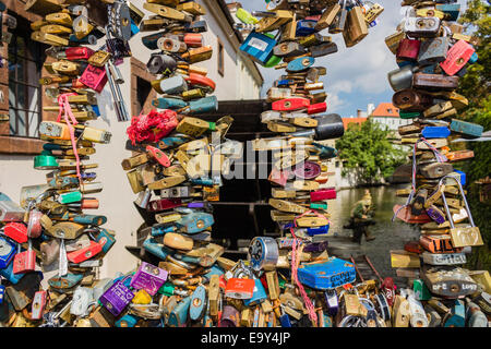 Bande de cadenas de couleur à gauche par les amateurs sur la rambarde de métal sur le passage près du Pont Charles sur la Vltava dans le Pr Banque D'Images