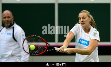 La République tchèque Petra Kvitova tennis player était la formation à Prague avant qu'elle joue la Fed Cup match final contre l'Allemagne. Gauche est son entraîneur Petr Kotyza. Prague, République tchèque, le 4 novembre 2014 (Photo/CTK Michal Kamaryt) Banque D'Images