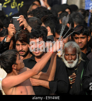 Rawalpindi. 4ème Nov, 2014. Un musulman chiite pakistanais les flagellés lui-même au cours d'une procession Muharram pour marquer le Jour de l'Achoura à Rawalpindi, au Pakistan le 4 novembre 2014. Les musulmans chiites mark Ashura, le dixième jour du mois de Muharram, pour commémorer la bataille de Karbala quand l'Imam Hussein, petit-fils du Prophète Mohammed, a été tué. Credit : Ahmad Kamal/Xinhua/Alamy Live News Banque D'Images