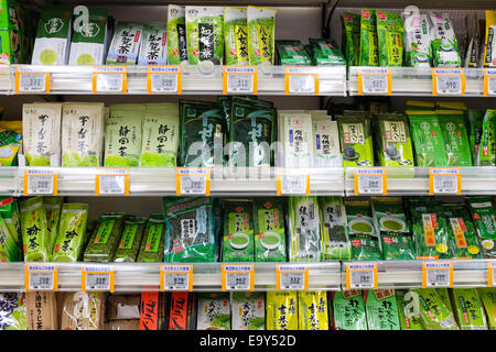 Sachets de thé vert en vente dans un supermarché au Japon. Banque D'Images