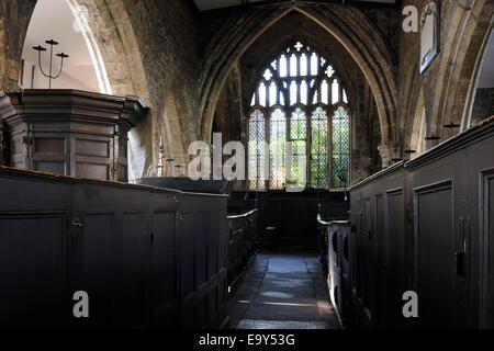 Fort rares bancs et un double decker pulpit trouvés dans l'église Holy Trinity, Goodramgate, ville de York, Angleterre Banque D'Images