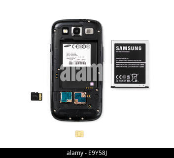 Samsung téléphone Android sans le capot arrière et retiré la batterie, mémoire et carte SIM isolé sur fond blanc Banque D'Images