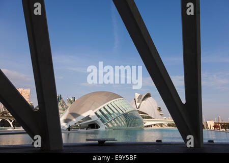 L'Hemisferic et Palacio de las Artes en forme de v vu par les béquilles du Museo de las Ciencias, Cité des arts et des Sciences Banque D'Images