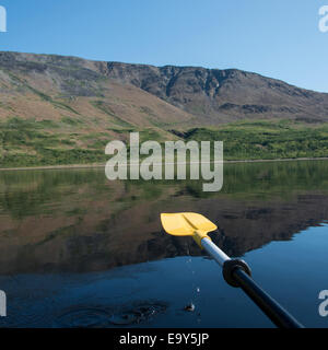 Kayak dans l'étang Trout River, le parc national du Gros-Morne, à Terre-Neuve et Labrador, Canada Banque D'Images