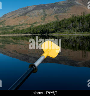 Kayak dans l'étang Trout River, le parc national du Gros-Morne, à Terre-Neuve et Labrador, Canada Banque D'Images