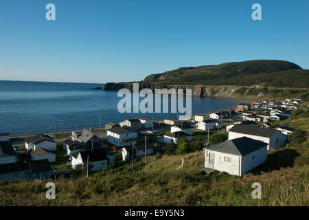 Vue aérienne de la ville, le long de côte de Trout River, au Sud-Est Brook Falls, le parc national du Gros-Morne, à Terre-Neuve et Labrador, Canada Banque D'Images
