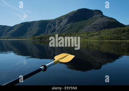 Kayak dans l'étang Trout River, le parc national du Gros-Morne, à Terre-Neuve et Labrador, Canada Banque D'Images