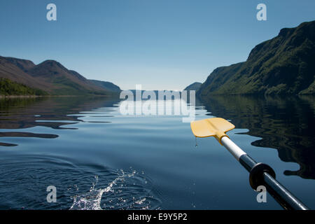 Kayak dans l'étang Trout River, le parc national du Gros-Morne, à Terre-Neuve et Labrador, Canada Banque D'Images