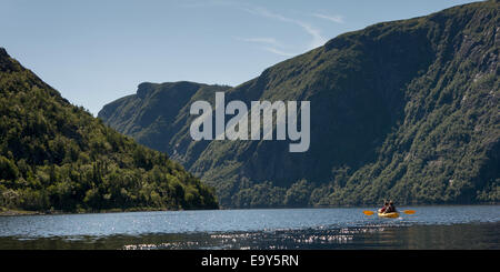 Kayak dans le parc national du Gros-Morne, Trout River Pond, Terre-Neuve et Labrador, Canada Banque D'Images