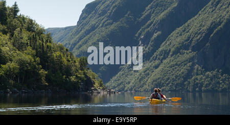 Kayak dans le parc national du Gros-Morne, Trout River Pond, Terre-Neuve et Labrador, Canada Banque D'Images