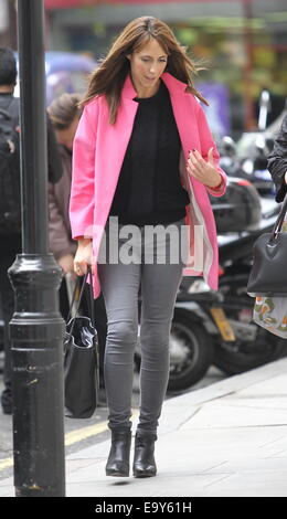 Alex Jones et Chris Evans vu arriver et filmer le One Show à l'extérieur de maison BBC. Ils ont été d'essayer un scooter à roues lors de l'enregistrement. Avec : Alex Jones Où : London, Royaume-Uni Quand : 02 mai 2014 Banque D'Images