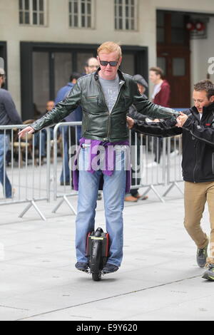Alex Jones et Chris Evans vu arriver et filmer le One Show à l'extérieur de maison BBC. Ils ont été d'essayer un scooter à roues lors de l'enregistrement. Avec : Chris Evans Où : London, Royaume-Uni Quand : 02 mai 2014 Banque D'Images