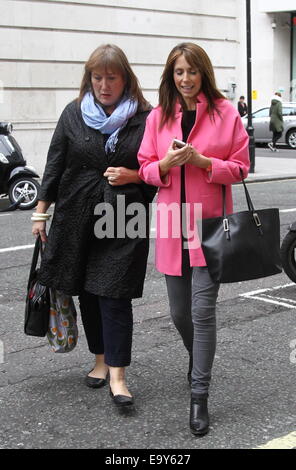 Alex Jones et Chris Evans vu arriver et filmer le One Show à l'extérieur de maison BBC. Ils ont été d'essayer un scooter à roues lors de l'enregistrement. Avec : Alex Jones Où : London, Royaume-Uni Quand : 02 mai 2014 Banque D'Images