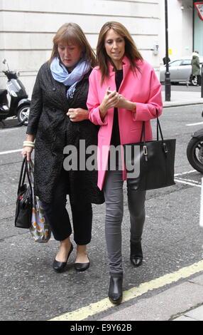 Alex Jones et Chris Evans vu arriver et filmer le One Show à l'extérieur de maison BBC. Ils ont été d'essayer un scooter à roues lors de l'enregistrement. Avec : Alex Jones Où : London, Royaume-Uni Quand : 02 mai 2014 Banque D'Images