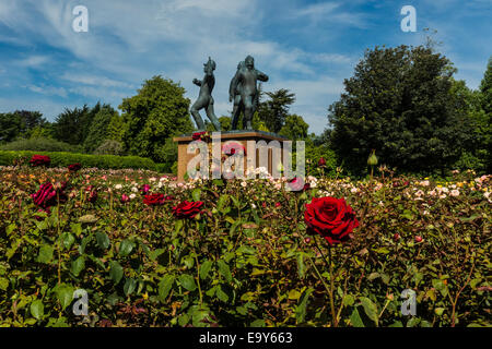 Roses rouges et le Mémorial Piper Alpha en Hazlehead Park. Banque D'Images