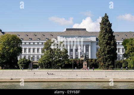 Vue sur Rhin au 18e siècle Schloss Kurfurstliches ou palais électoral à Coblence, Rhénanie-Palatinat, Allemagne, Union européenne Banque D'Images