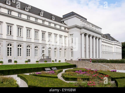 18e siècle Kurfürstliches Schloss ou palais électoral et jardins en Koblenz, Rhénanie-Palatinat, Allemagne, Europe Banque D'Images