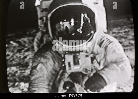 Moon landing 20 Juillet 1969 L'astronaute Neil Armstrong photographié en temps réel à la télévision à Los Angeles Californie KATHY DEWITT Banque D'Images