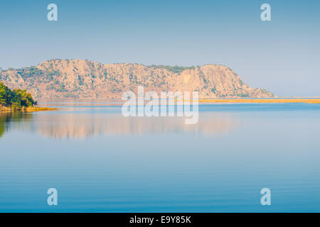 Seascape, rocky mountain et mer calme Banque D'Images