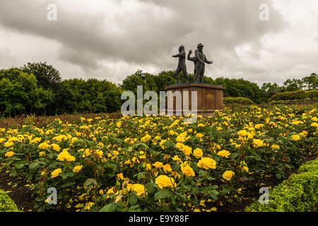 Roses jaunes et Mémorial Piper Alpha Banque D'Images