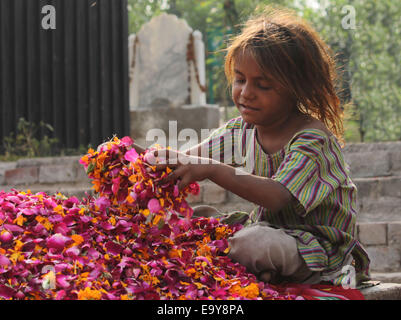 La population pakistanaise nettoie leurs êtres chers cimetière le 9 Muharram à Lahore. Avec l'arrivée de Muharram-ul-Haram, les gens commence à visiter les cimetières ou 'Shahr-i-Khamoshan', 'offrir' Fateha, réparer les tombes, ainsi que des fossoyeurs, maçons et ouvriers pour l'entretien annuel des tombes de leurs parents et proches. © Rana Sajid Hussain/Pacific Press/Alamy Live News Banque D'Images