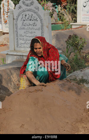 La population pakistanaise nettoie leurs êtres chers cimetière le 9 Muharram à Lahore. Avec l'arrivée de Muharram-ul-Haram, les gens commence à visiter les cimetières ou 'Shahr-i-Khamoshan', 'offrir' Fateha, réparer les tombes, ainsi que des fossoyeurs, maçons et ouvriers pour l'entretien annuel des tombes de leurs parents et proches. © Rana Sajid Hussain/Pacific Press/Alamy Live News Banque D'Images