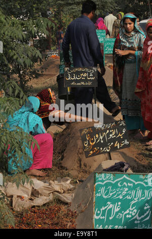 La population pakistanaise nettoie leurs êtres chers cimetière le 9 Muharram à Lahore. Avec l'arrivée de Muharram-ul-Haram, les gens commence à visiter les cimetières ou 'Shahr-i-Khamoshan', 'offrir' Fateha, réparer les tombes, ainsi que des fossoyeurs, maçons et ouvriers pour l'entretien annuel des tombes de leurs parents et proches. © Rana Sajid Hussain/Pacific Press/Alamy Live News Banque D'Images