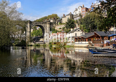 L'emblématique sur Riverside de Knaresborough, à l'automne, North Yorkshire, Angleterre Banque D'Images