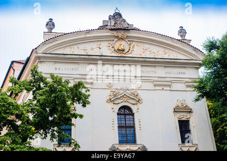 La façade extérieure du monastère de Royal Canonry de prémontrés de Strahov à Banque D'Images