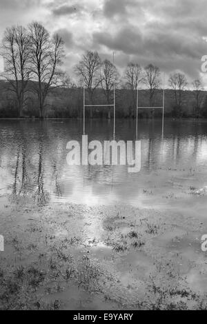 Inondé de rugby à Chippenham pré, Monmouth, dans le sud du Pays de Galles. Banque D'Images