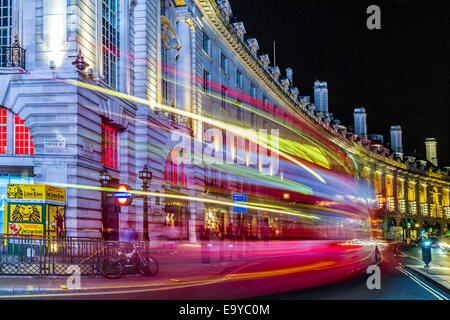 Regent Street, Londres, dans la nuit Banque D'Images