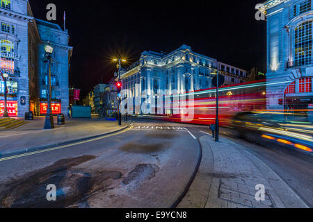 Piccadilly Circus, Londres, dans la nuit. Banque D'Images