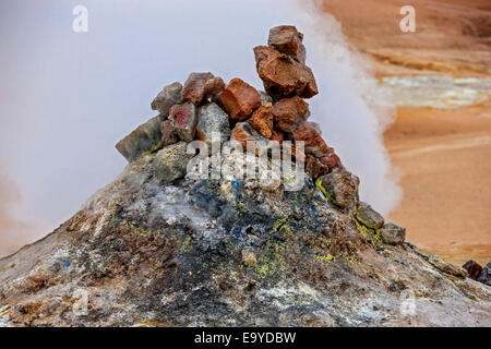 L'évacuation de fumerolles chaudes sous pression gaz sulfurés de l'activité volcanique dans la zone géothermique de l'Islande Hverir près du lac Mon Banque D'Images