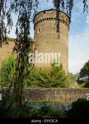 Le château de Lassay les Châteaux un pittoresque village grande/petite ville dans le nord-est du comté de Mayenne Banque D'Images