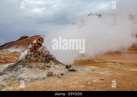 L'évacuation de fumerolles chaudes sous pression gaz sulfurés de l'activité volcanique dans la zone géothermique de l'Islande Hverir près du lac Mon Banque D'Images